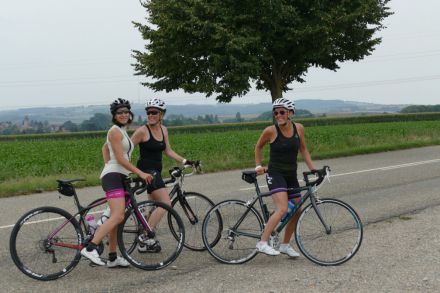 groupes de cyclistes femmes à l‘arrêt sur la chaussée